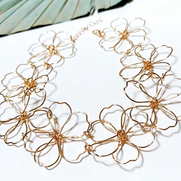 Gold flower necklace N335 - Picture 3 of 4